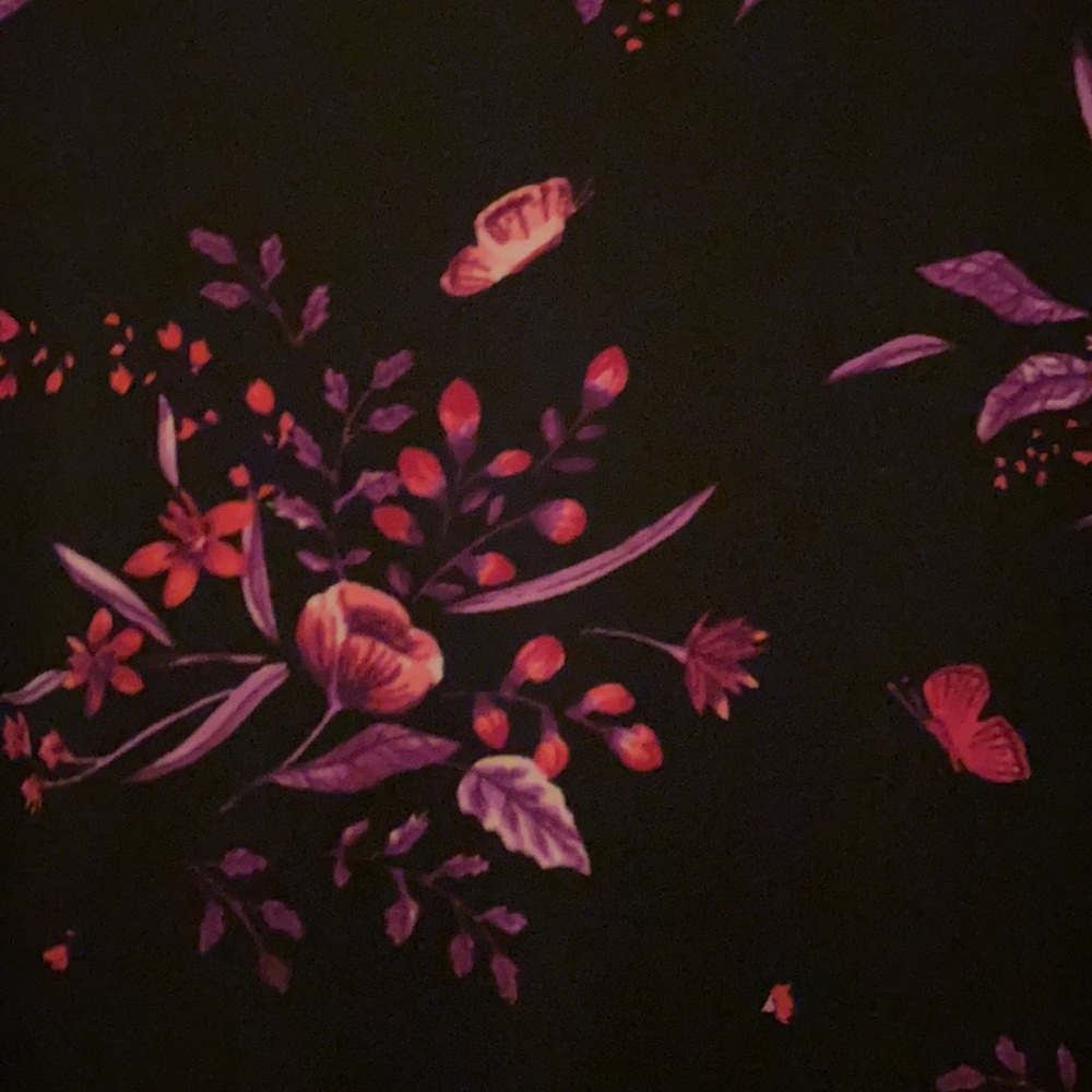 😊FREE😊With $30 Purchase - Torrid blouse w/flowers , butterflies - Plus Sized - Picture 4 of 8